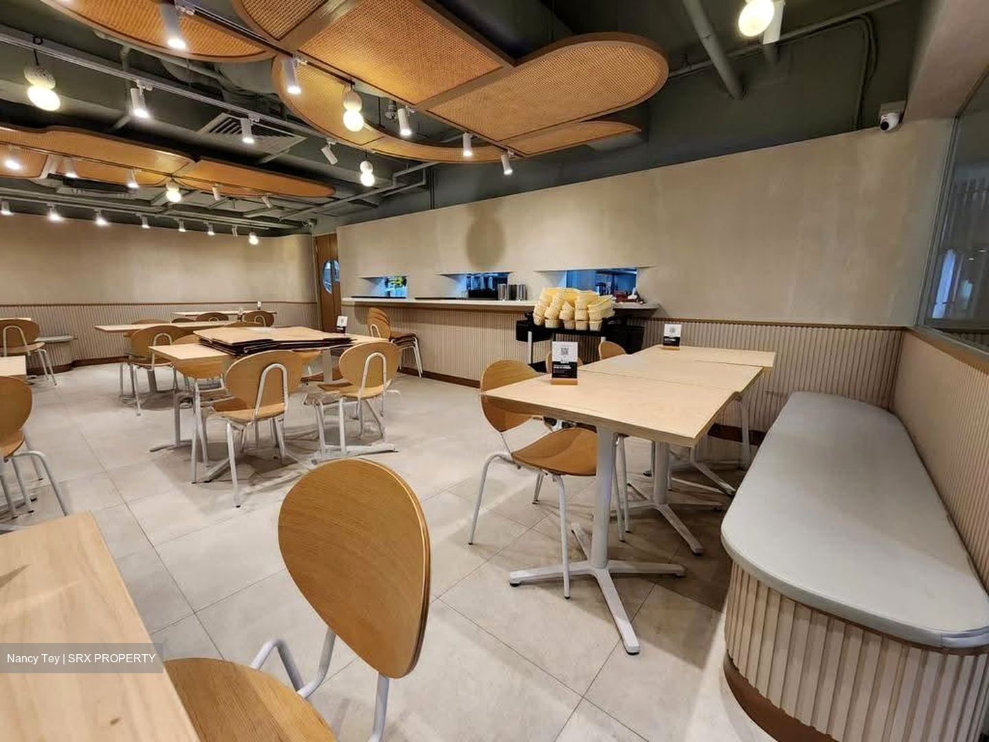 Lucky Plaza (D9), Retail #618127461